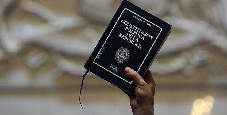 Encuesta Feedback: 64,2% quiere cambiar la Constitución vigente, pero 53,2% dice que votará “En contra”
