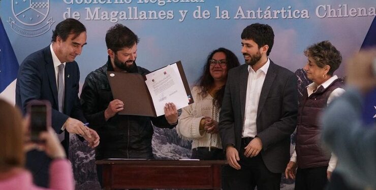 Pdte. Boric firma convenio para la construcción de 60 obras públicas para Magallanes