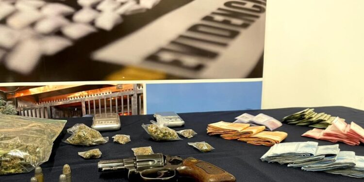 Detienen a cinco personas por tráfico de drogas y tenencia de armas en Osorno