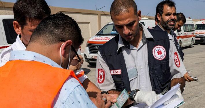 Palestinos y extranjeros salen de la Franja de Gaza hacia Egipto tras apertura del paso de Rafah