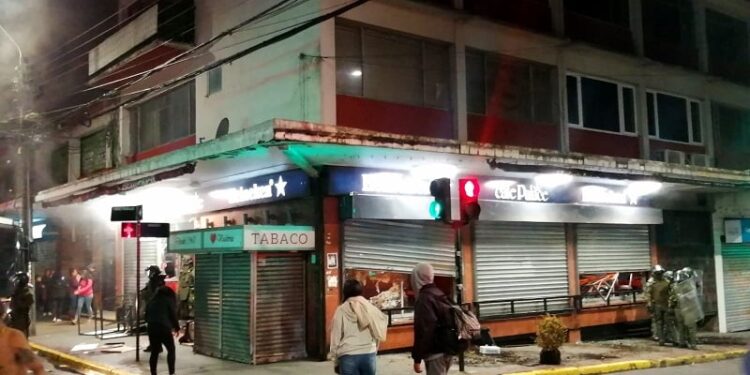 Manifestantes atacaron Café Palace de Valdivia por desaparición de perros comunitarios