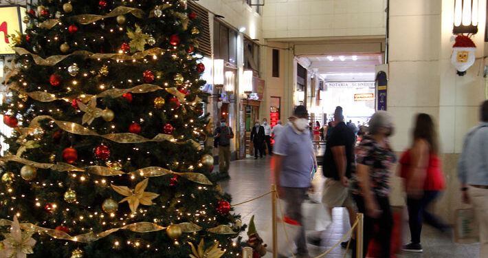 Gremios del comercio piden no cerrar el 17D por Navidad y «restricción de libertad de las personas»