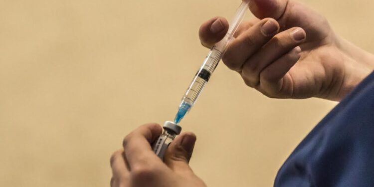 Salud refuerza llamado a vacunarse contra el Covid para población de riesgo