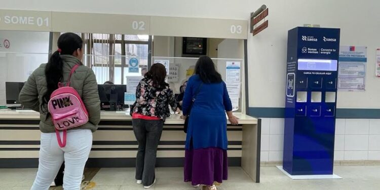 En Cesfam de Río Negro, Saesa instaló tótem para cargar teléfonos celulares