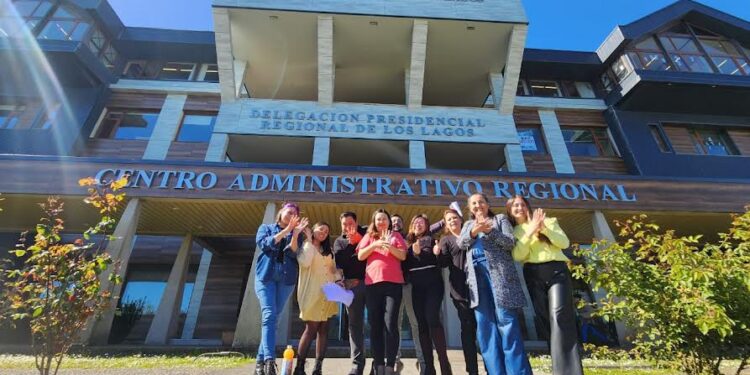 Funcionarios y funcionarias del Gobierno Regional se introducen en lengua de señas