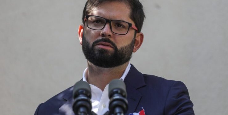 Cadem: Aprobación del presidente Gabriel Boric aumenta al 33% y desaprobación baja al 62%