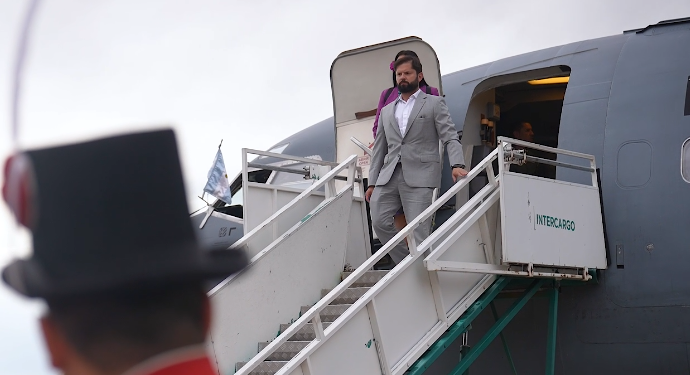 Presidente Boric llega a Argentina para asunción de Milei: “Me corresponde como jefe de Estado chileno”