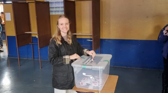 Presidenta del Consejo Constitucional, Beatriz Hevia votó en liceo Eleuterio Ramírez de Osorno