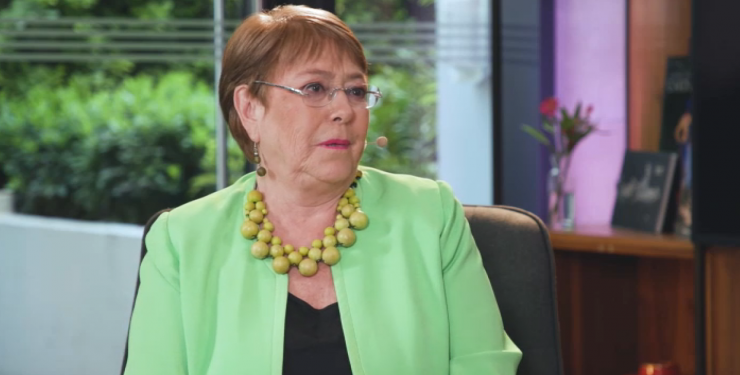 Oficialismo respalda a Bachelet tras críticas al texto constitucional