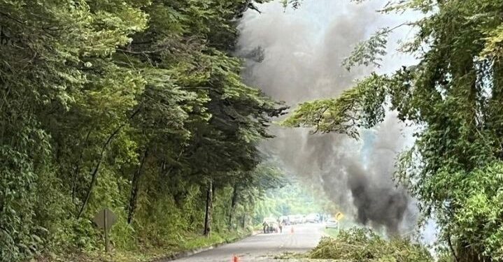 Este martes suspenderán tránsito en Cardenal Samoré tras caída de camión