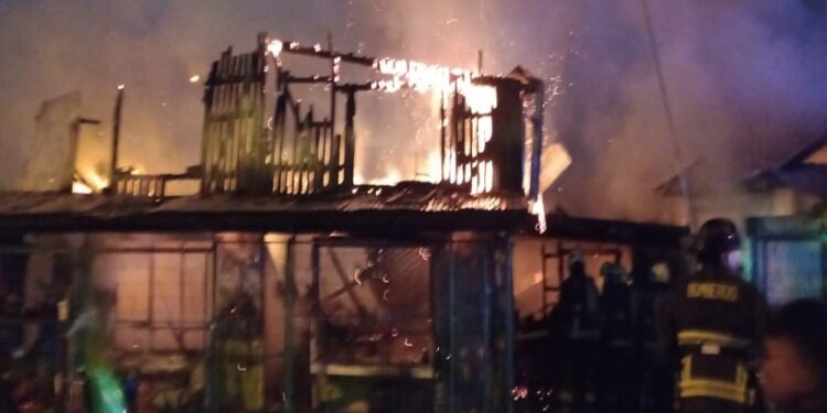 Incendio en sector Quinto Centenario dejó cuatro viviendas afectadas, dos lesionados y 15 damnificados