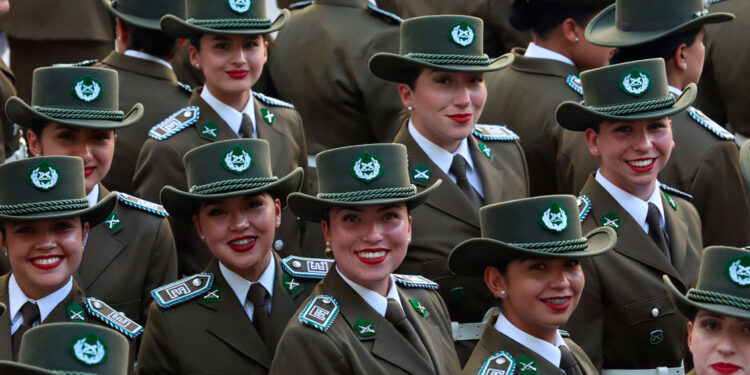 Con mayoría femenina: Egresaron 389 carabineros este 2023