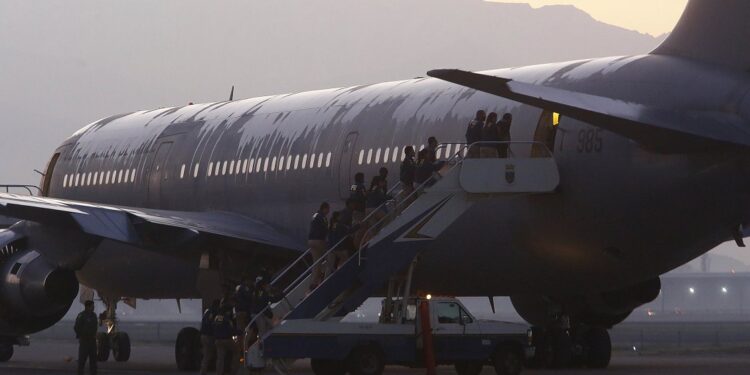 Gobierno materializó tercer vuelo de expulsión: 29 extranjeros dejaron el país