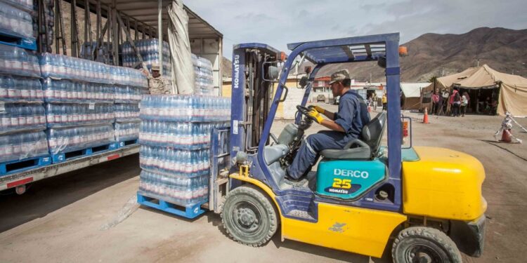 Antofagasta: FACh llevará 34 mil litros de agua embotellada donada por empresa privada