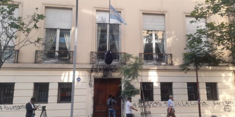 Embajada argentina en Santiago fue vandalizada con rayados contra Milei