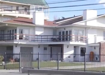 Roban regalos de Navidad desde la reja de la familia Boric en Punta Arenas