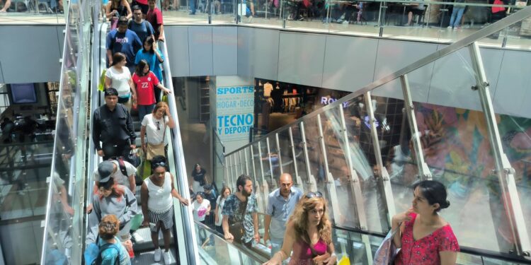 Contrarreloj, senadores discuten este lunes flexibilizar feriado previo a Navidad