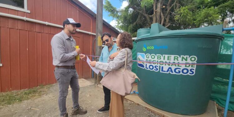 JJVV rural de Forrahue recibe recolector de agua lluvia para su sede vecinal