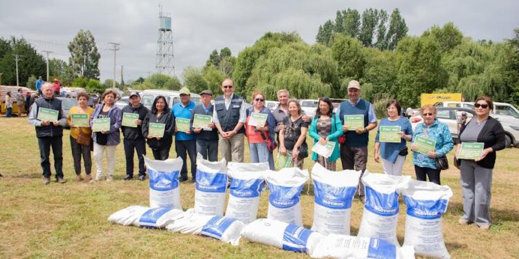 Más de mil familias rurales de Osorno recibieron alimento para sus animales