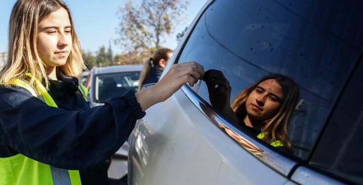 Grabado de patentes en vidrios y espejos: ¿Qué alternativas existen para hacerlo en mi auto?
