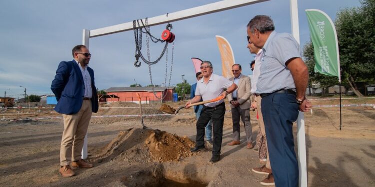 Colocan primera piedra de plaza “Los Pinos” en sector Francke de Osorno