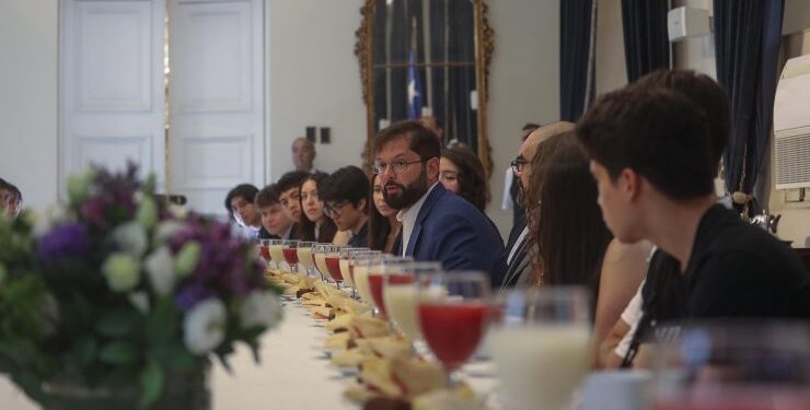 Presidente Boric encabeza desayuno en La Moneda con estudiantes destacados en la PAES