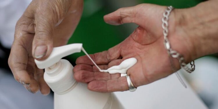 Sernac alerta de publicidad engañosa de cremas antiarrugas a la venta en Chile