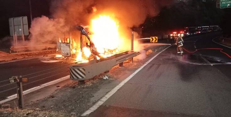 Atentado incendiario en Malleco: desconocidos incendia bus que trasladaba trabajadores forestales