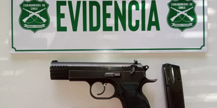 Osorno: detienen a dos sujetos que portaban pistola automática en sector Rahue