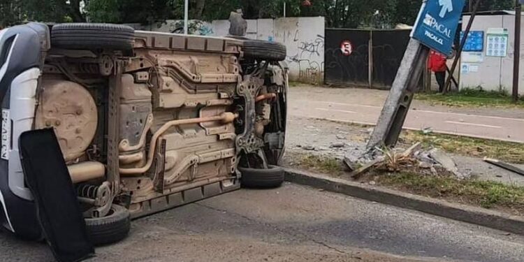 Osorno: Vehículo impactó poste de electricidad y volcó en sector Ovejería