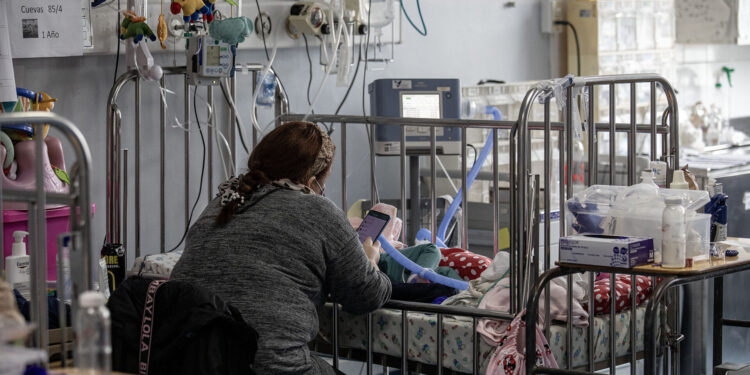 Lactante más grande de Chile fue trasladado desde Concepción al Hospital Clínico de la UC en Santiago