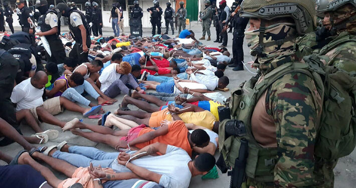 Cadem: Desaprobación a Boric cae a 61% y 54% cree probable que Chile pueda llegar a violencia de Ecuador