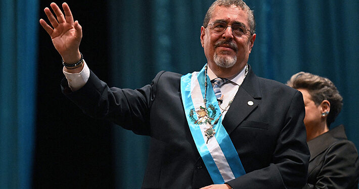 Con retraso, Bernardo Arévalo de León fue investido como Presidente de Guatemala