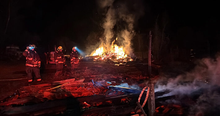 La Araucanía: Ataque incendiario en Ercilla deja dos galpones destruidos y una persona herida