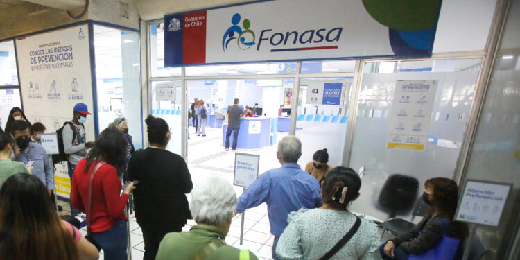 Más de 344 mil personas dejaron las isapres y se incorporaron a Fonasa en 2023