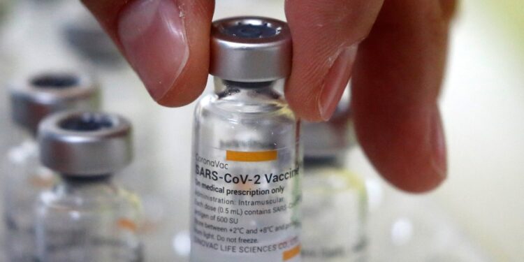 Laboratorio chino Sinovac suspende producción de vacunas contra Covid-19