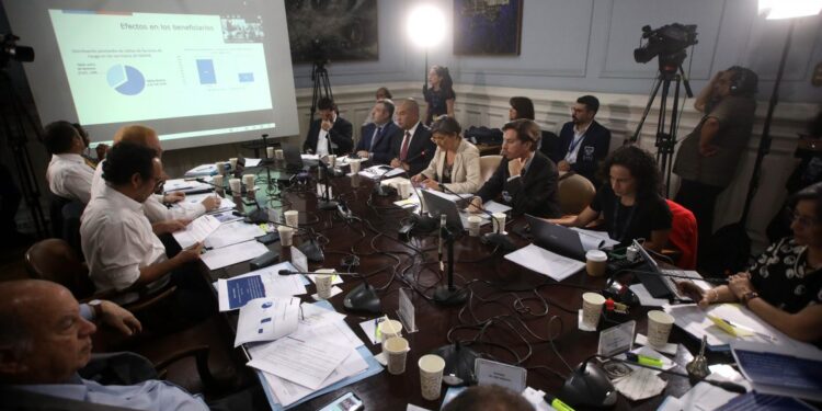 Ley corta de isapres: Comisión de Hacienda aprobó reajuste de precios bases de planes