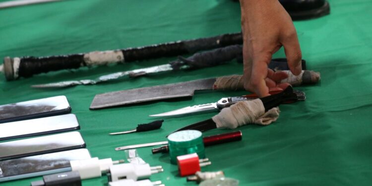 Operativo en cárceles: Más de 400 armas y 100 celulares fueron incautados