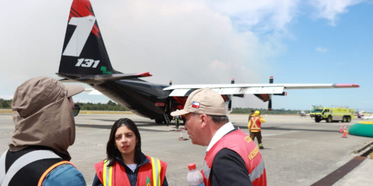 Avión Hércules se sumó a flota que combate incendio en Puerto Montt