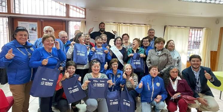 Saesa entregó cortavientos a grupo de adultos mayores en sector Francke de Osorno