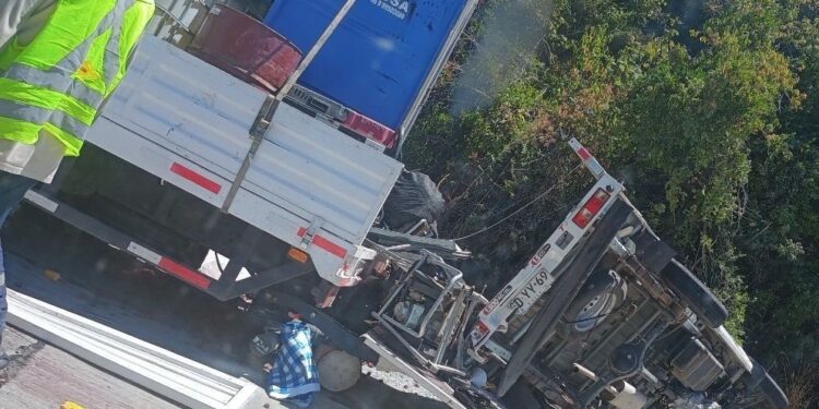 Camión con bolos volcó en ruta 5 sur: cinco vehículos se vieron afectados