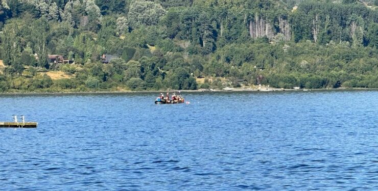Realizan trabajos de extracción del helicóptero del expdte. Piñera desde Lago Ranco