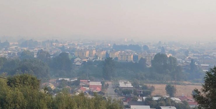Osorno quedó cubierto de humo por incendio forestal en la costa