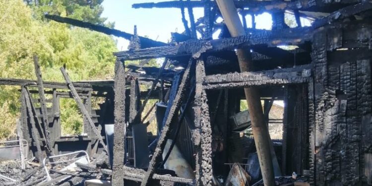 Investigan incendio que dejó vivienda consumida por las llamas en Bahía Mansa