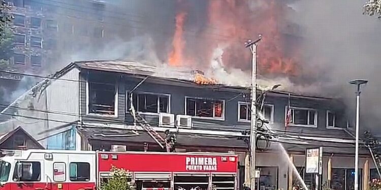 Incendio consume mall chino en pleno centro de Puerto Varas