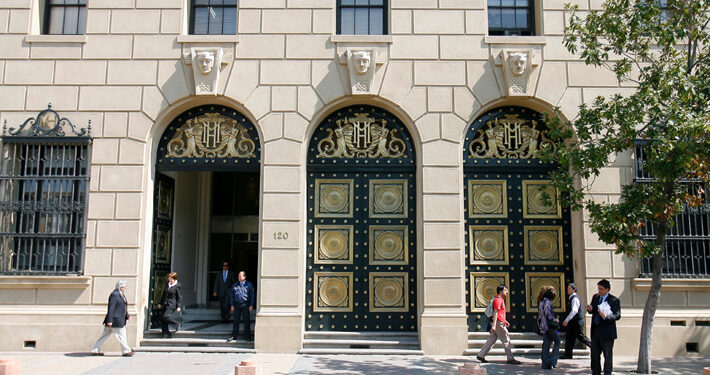 Gasto en intereses subirá casi 20% y el fisco debe refinanciar US$ 26 mil millones a 2026