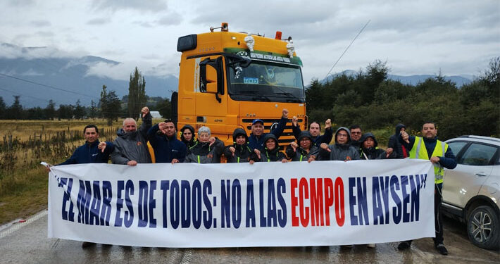 Trabajadores salmoneros se manifiestan por entrega de zonas costeras a comunidades indígenas