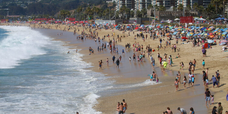 Turismo estima que verano cerrará con 1,8 millones de turistas extranjeros