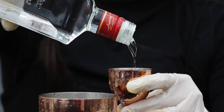 Industria del alcohol podrá finiquitar su stock pese a puesta en marcha de la Ley de Etiquetado