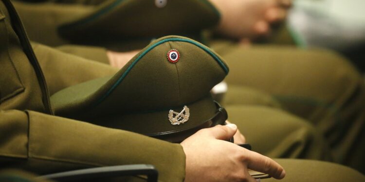 Carabineros ofrece 79 puestos de trabajo con sueldos de hasta 1,7 millones de pesos